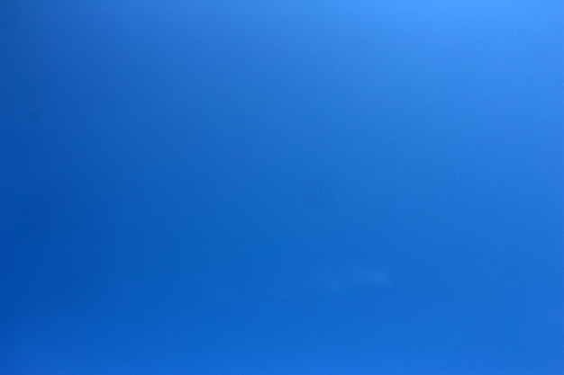 Sfondo azzurro reale. veramente blu dal cielo