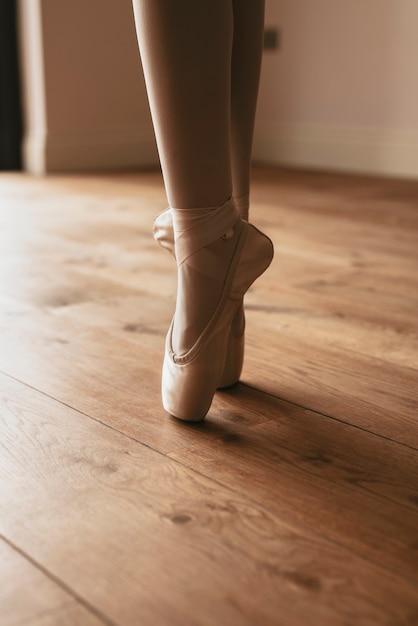 Sfondo ballerina, posa releve, pavimento in legno
