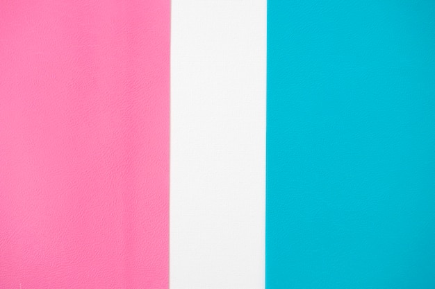 Sfondo bianco astratto per il design con carta rosa e blu. Vista dall'alto.