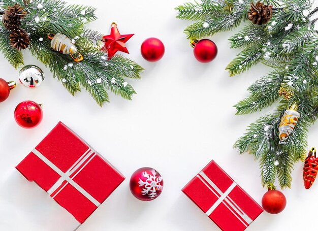 Sfondo bianco di Capodanno con regali ed elementi natalizi