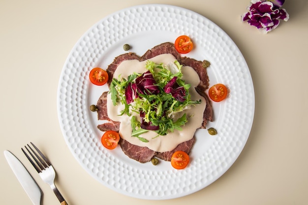 Sfondo bianco e piatto bianco con cibo sano e verdure viste dall'alto