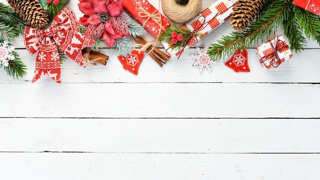 Sfondo bianco in legno di Natale con regali e decorazioni Vista dall'alto