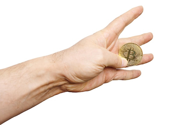 Sfondo bianco la mano di un uomo tra le dita di cui vi è una moneta Bitcoin