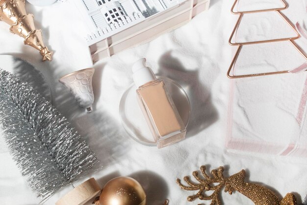 Sfondo bianco neve con stile di vita, mockup di prodotto crema lozione bottiglia trucco cosmetico con bellezza moda cura della pelle per il regalo del festival di buon natale