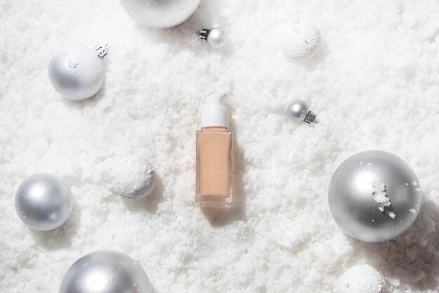 Sfondo bianco neve con stile di vita, mockup di prodotto crema lozione bottiglia trucco cosmetico con bellezza moda cura della pelle per il regalo del festival di buon natale