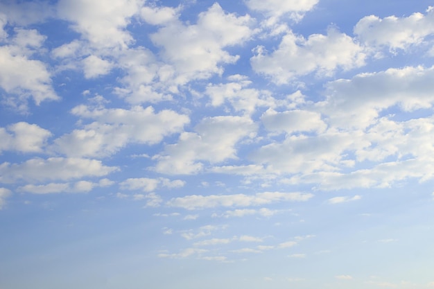 Sfondo bianco nuvola e cielo blu