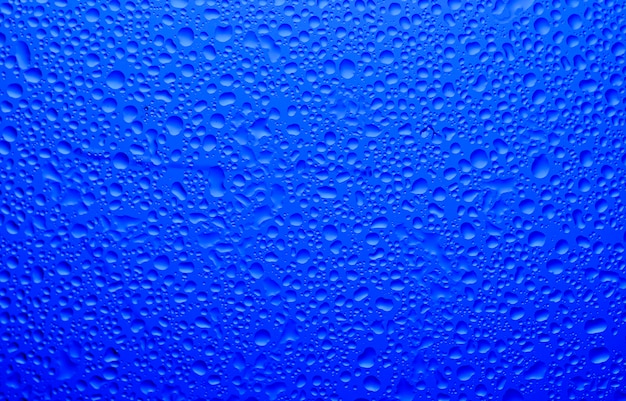 Sfondo blu brillante con gocce d'acqua