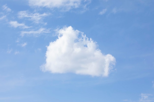 Sfondo blu cielo con nuvole bianche