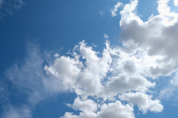 Sfondo blu cielo con nuvole bianche