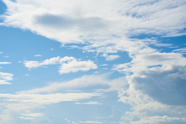 Sfondo blu cielo e nuvole