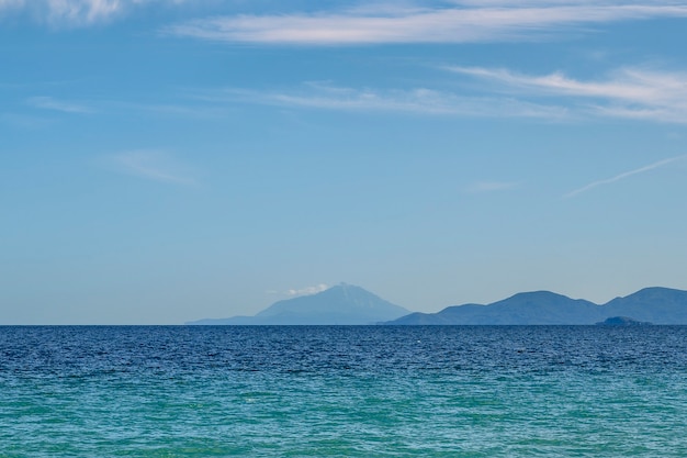 Sfondo blu con montagne e mare in Grecia