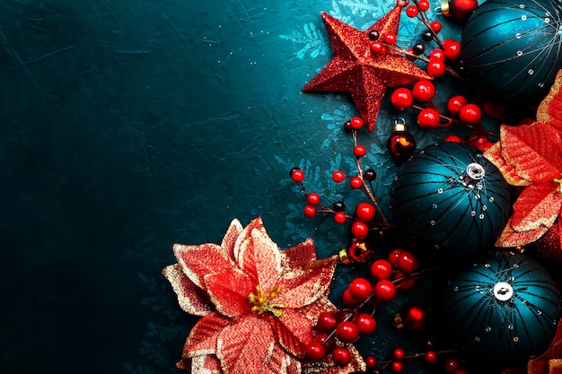 Sfondo blu di Natale o Capodanno con palle di Natale blu, bacche rosse e stelle vista dall'alto per il testo