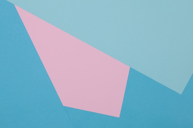 Sfondo blu e rosa, carta colorata si divide geometricamente in zone, cornice, copia, spazio.