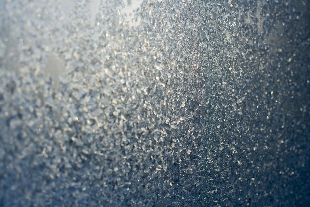 Sfondo blu invernale di fiocchi di neve e gelo