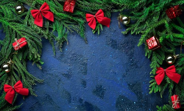 Sfondo blu scuro Spazio vuoto. Rami e decorazioni per alberi di Natale.