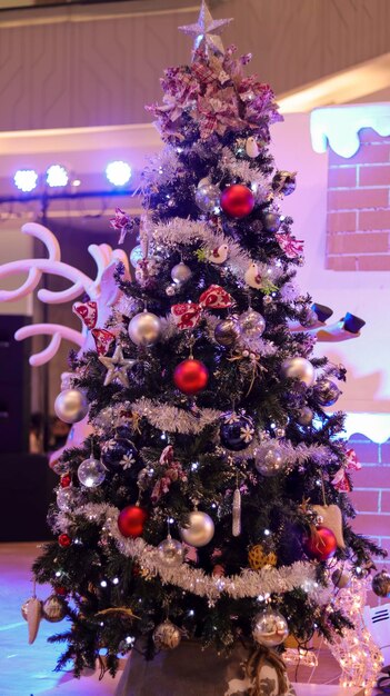 Sfondo chiaro scintillante e bellissimo ornamento dell'albero di Natale e saluto di stagione