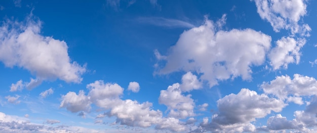 sfondo cielo blu con minuscole nuvole