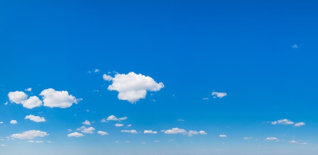 sfondo cielo blu con minuscole nuvole