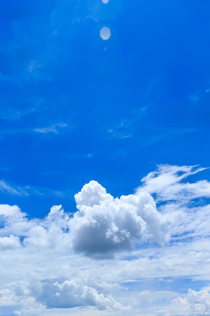 sfondo cielo blu con minuscole nuvole