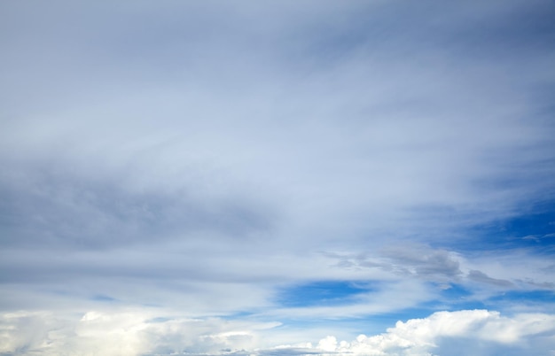 sfondo cielo blu con minuscole nuvole