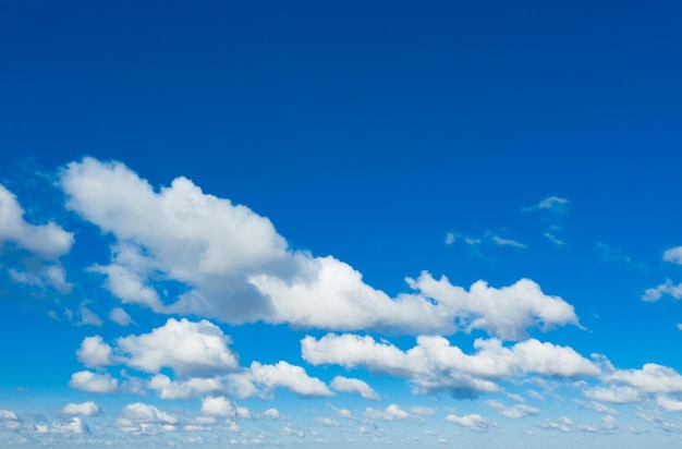 sfondo cielo blu con minuscole nuvole