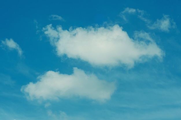 sfondo cielo blu con nuvole immagine tonata
