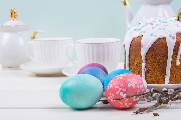 Sfondo colorato con uova di Pasqua su sfondo bianco tavola di legno.