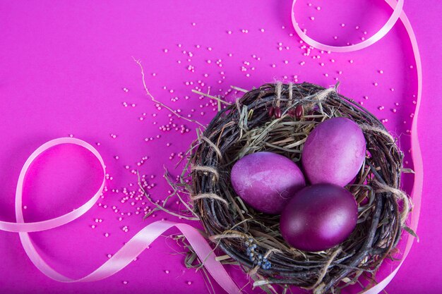 Sfondo colorato con uova di Pasqua su sfondo di lavanda. Felice Pasqua concetto