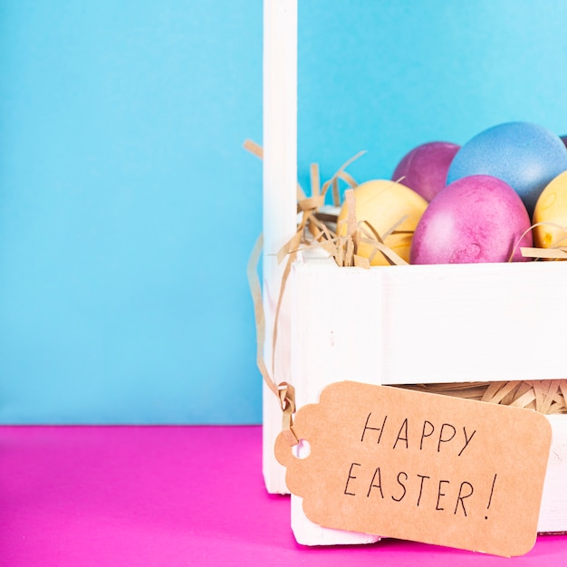 Sfondo colorato con uova di Pasqua su sfondo rosa e blu. Felice Pasqua concetto. Può essere utilizzato come poster, sfondo, biglietto di auguri. Appartamento laico, vista dall'alto, copia dello spazio. Foto di studio