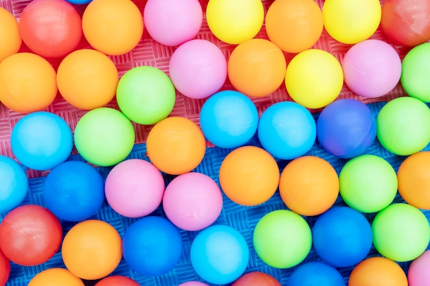 sfondo colorato da palline di plastica multicolori per giochi per bambini
