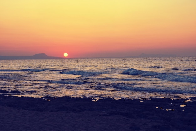 Sfondo colorato e concetto per viaggi e vacanze estive Bellissimo tramonto sul mare Isola mediterranea di Creta, Grecia