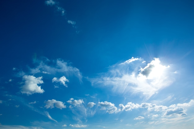 sfondo con cielo azzurro e nuvole