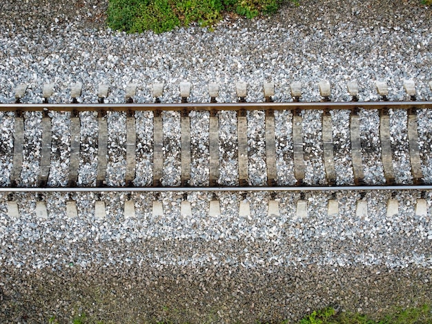 Sfondo con ghiaia e linea ferroviaria