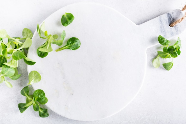 Sfondo con insalata di campo fresca verde