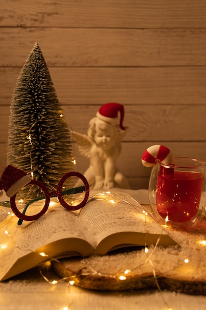 Sfondo con motivi natalizi, oggetti di babbo natale, albero di natale e tè rosso