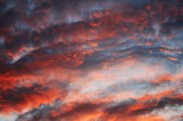 Sfondo con nuvole rosse al tramonto