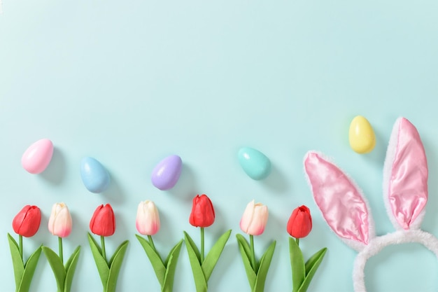 Sfondo con orecchie di coniglio Uova di Pasqua e fiori di tulipano Buona Pasqua Decor per la festa della Santa Pasqua Spazio per la copia Vista dall'alto in posizione piatta