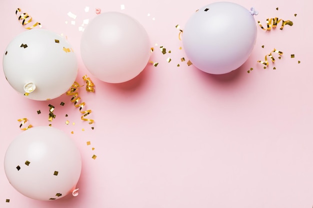 Sfondo con palloncini d'aria veloci di forma rotonda e vista dall'alto multicolore di coriandoli Sfondo festa di compleanno