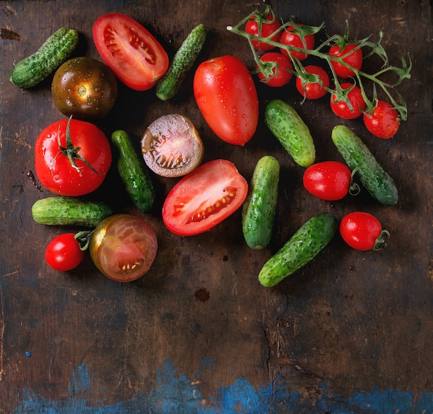 Sfondo con pomodori e cetrioli