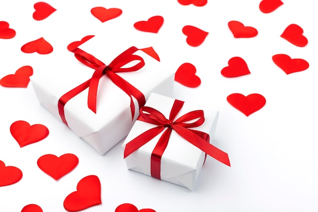 Sfondo con regalo e cuori con copia spazio per il testo su sfondo bianco. San Valentino concetto. Concetto di festa della mamma.