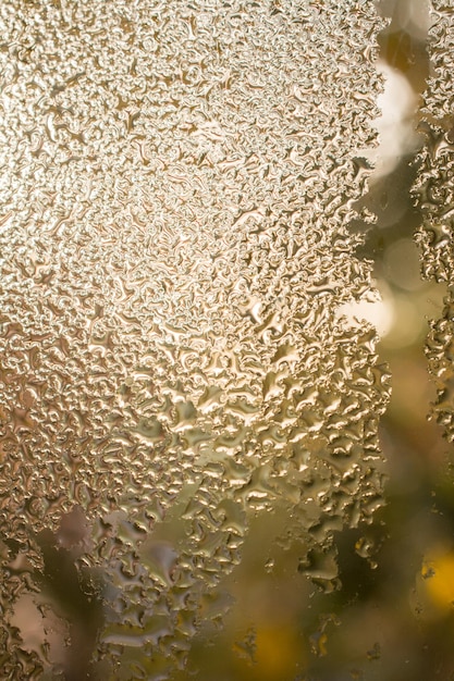 Sfondo coperto di gocce d'acqua in primo piano