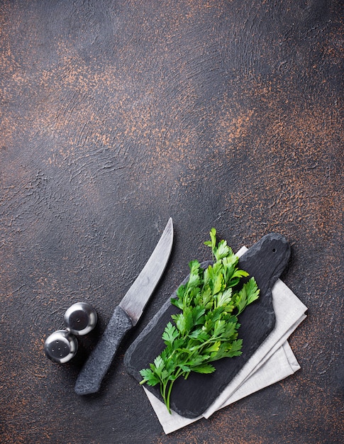 Sfondo culinario con spezie, coltello, prezzemolo e taglio del cinghiale