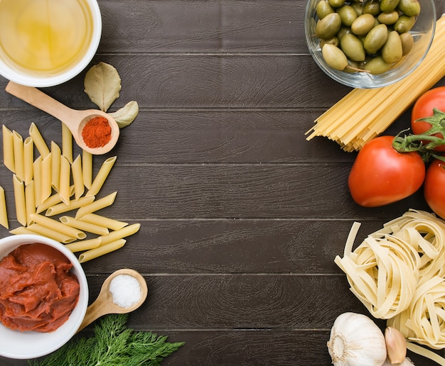 Sfondo culinario per le ricette. Cornice da ingredienti per cucinare la pasta italiana. Lista della spesa, ricettario, dieta o cibo vegano.