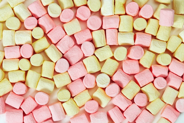 Sfondo da mini marshmallow giallo e rosa.