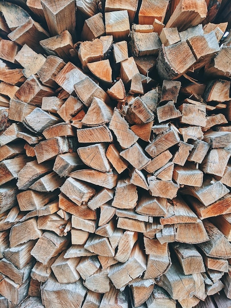 Sfondo da paletti di legno naturale e legna da ardere per la stufa.