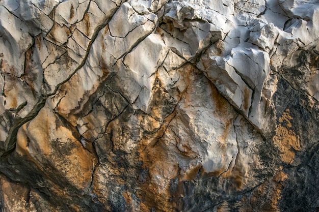 sfondo da rocce grigie in rilievo in una giornata estiva.