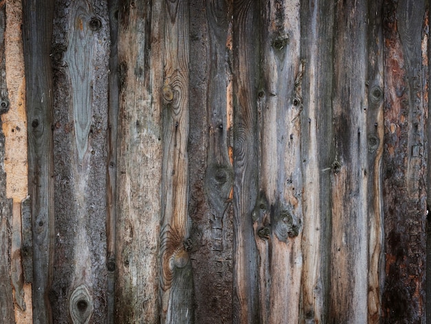 Sfondo da tavole naturali con nodi e corteccia. Marrone.