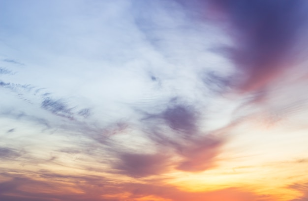 Sfondo del cielo al tramonto con nuvole colorate di luce solare arancione la sera