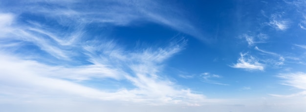 Sfondo del cielo azzurro con nuvole bianche alla luce del giorno.