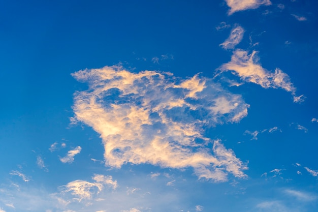 Sfondo del cielo azzurro con nuvole bianche durante il tramonto